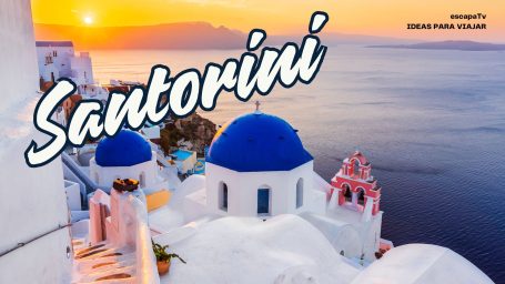 Isla de Santorini con sus casas blancas, cúpulas azules y el mar de fondo.